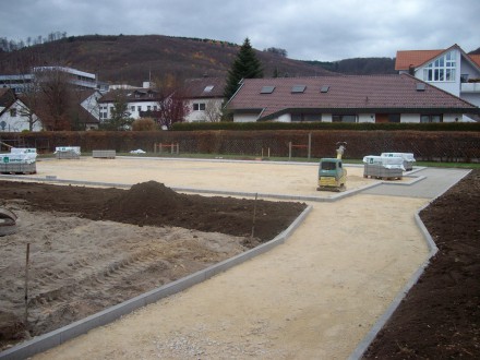 2008-11-17 - Die Tiefbauarbeiten für das DFB-Mini-Spielfeld bei der Dreißentalschule in Oberkochen haben vor wenigen Tagen begonnen