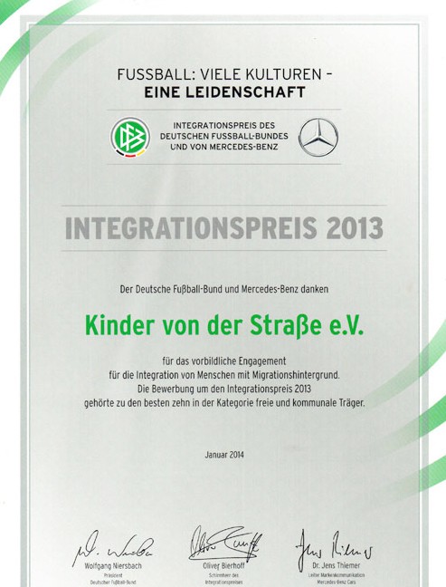Integrationspreis 2013 des Deutschen FussballBundes und von MercedesBenz - Bild 1 - Datum: 01.01.2014 - Tags: Auszeichnung, Besonderes, AKTION FUSSBALLTAG e.V.