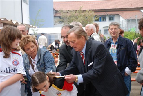 2009-05-12 - Einweihung des 1001. DFB-Minispielfelds mit DFB-Ehrenpräsident Gerhard Mayer-Vorfelder
