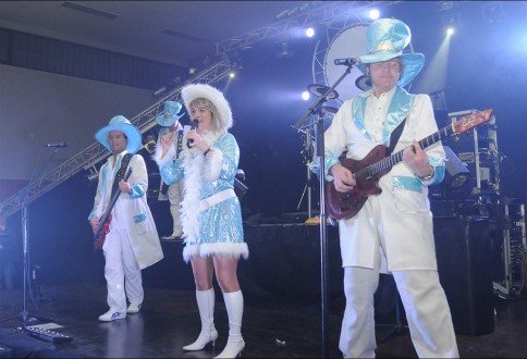 2009-02-24 - Rosenmontagsball mit Deutschlands Partyband No.1 - Die Lollies in der großen Sporthalle Oberkochen Album 1