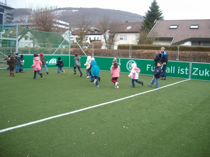 Verein Kinder von der Strasse bohrt mal wieder ein "großes Loch". Nun kommt es doch: Das 1.001. Spielfeld! 2